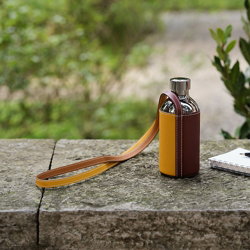 HERMES ノマドブラシル ヴォヤジャー Flaneuse water bottle and shoulder strap - Green | Hermès USA